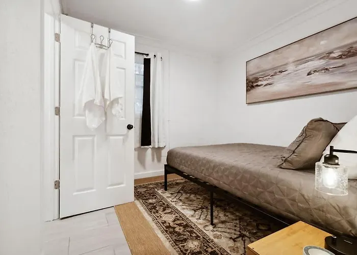 Clubhouse Cozy Fast Wi-fi 6 Min From Downtown Pensacola