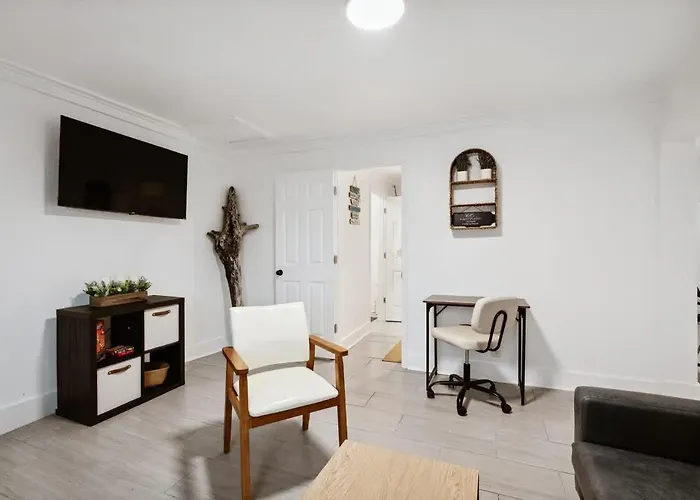 Clubhouse Cozy Fast Wi-fi 6 Min From Downtown Pensacola